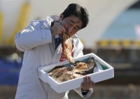 Đứng trước lệnh cấm nhập hải sản xuất xứ Nhật Bản từ Hàn Quốc và Trung Quốc, và để vận động bầu cử ông Shinzo Abe đã ăn một con cá từ Fukushima để an dân, đây là nội dung tấm ảnh được chia sẻ rất nhiều trên Facebook Việt thời gian gần đây, sau vụ cá chết tại miền trung.