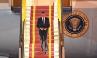 Khác với vẻ giản dị lúc khởi hành, ông Obama trong bộ vest đen, sơ mi trắng bước xuống từ chuyên cơ Air Force One, giơ tay chào rồi nhanh chóng lên một trong hai chiếc Cadillac The Beast về khách sạn Marriott.